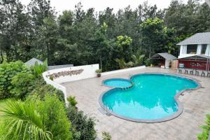 Bazén v ubytování Inventree Aranya Resort & Spa nebo v jeho okolí