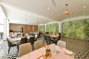 Restaurace v ubytování Inventree Aranya Resort & Spa