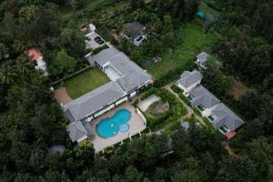 Bazén v ubytování Inventree Aranya Resort & Spa nebo v jeho okolí