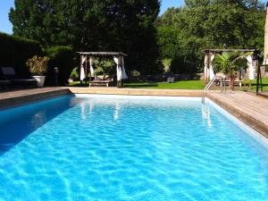 绍德艾格La maison de Gilbert Jacuzzi Piscine chauffée的一个带凉亭的大型蓝色游泳池