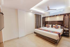 Postel nebo postele na pokoji v ubytování FabHotel SG5 Inn Suites-Yelahanka