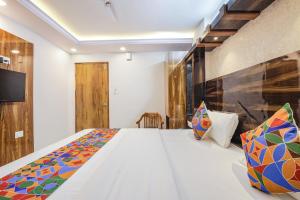 Postel nebo postele na pokoji v ubytování FabHotel SG5 Inn Suites-Yelahanka