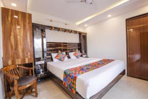 Postel nebo postele na pokoji v ubytování FabHotel SG5 Inn Suites-Yelahanka