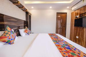 Postel nebo postele na pokoji v ubytování FabHotel SG5 Inn Suites-Yelahanka