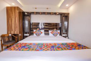 Postel nebo postele na pokoji v ubytování FabHotel SG5 Inn Suites-Yelahanka