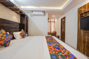 Postel nebo postele na pokoji v ubytování FabHotel SG5 Inn Suites-Yelahanka