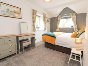 En eller flere senge i et værelse på Stork Cottage