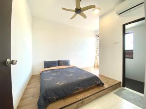 a bedroom with a bed and a ceiling fan at Homie The Heights Residence 6-8 Pax 6-8人 in Ayer Keroh +20 photos