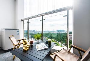 Balkón nebo terasa v ubytování WESU Apartment - Shenzhen Longhua Dalang Fashion Dalang Town Branch