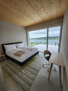 Postel nebo postele na pokoji v ubytování Lakeview Guest Rooms with huge rooftop terrace