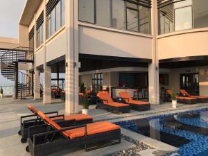 Πισίνα στο ή κοντά στο 2 Bedroom Luxury Condo Free Pool Free Airport pick up