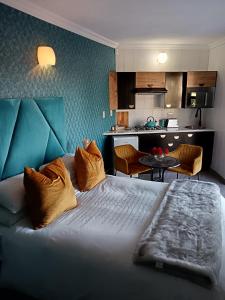 una camera da letto con un letto grande e una cucina di Boutique Stay a Johannesburg