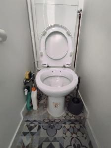 パリにあるapartment pl REPUBLIQUEの小さな部屋にあるトイレ付きのバスルーム