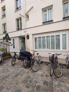 パリにあるapartment pl REPUBLIQUEの建物の前に駐車された自転車の群れ