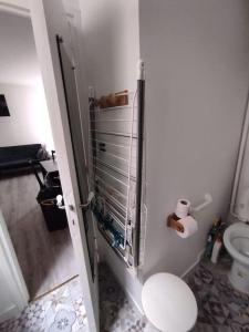 パリにあるapartment pl REPUBLIQUEのシャワーとトイレ付きのバスルーム +27枚の写真