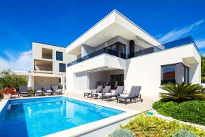 Bazén v ubytovaní Luxury Villa Dolce Vita, Sevid alebo v jeho blízkosti