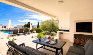 Bazén v ubytovaní Luxury Villa Dolce Vita, Sevid alebo v jeho blízkosti
