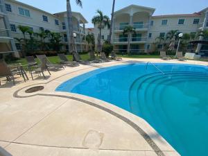 a swimming pool in front of a apartment building at Marina diamang in Acapulco