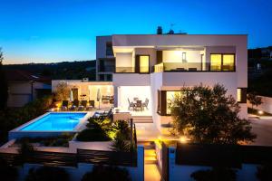 Bazén v ubytovaní Luxury Villa Dolce Vita, Sevid alebo v jeho blízkosti