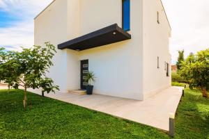 Vonkajšia záhrada v ubytovaní Luxury Villa Dolce Vita, Sevid