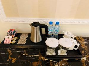Příslušenství pro přípravu čaje a kávy v ubytování Royal Rose Abu Dhabi, a Curio Collection by Hilton Affiliated Hotel