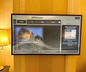 TV a/nebo společenská místnost v ubytování Royal Rose Abu Dhabi, a Curio Collection by Hilton Affiliated Hotel