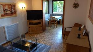 Μια τηλεόραση ή/και κέντρο ψυχαγωγίας στο Ferienhaus direkt am See