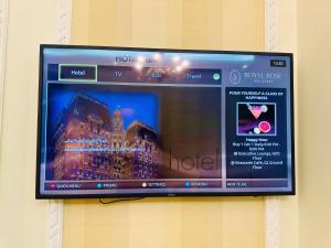 TV a/nebo společenská místnost v ubytování Royal Rose Abu Dhabi, a Curio Collection by Hilton Affiliated Hotel