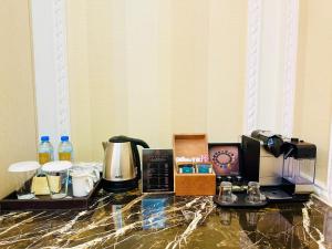 Příslušenství pro přípravu čaje a kávy v ubytování Royal Rose Abu Dhabi, a Curio Collection by Hilton Affiliated Hotel