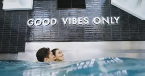 a man and a woman in a hot tub at MANNI das Hotel in Mayrhofen