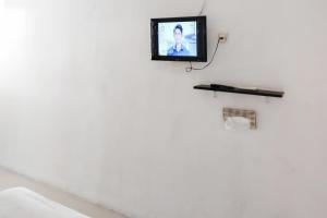 Μια τηλεόραση ή/και κέντρο ψυχαγωγίας στο Richmond Guest House Cirebon RedPartner