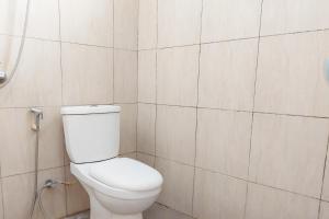 Ένα μπάνιο στο Richmond Guest House Cirebon RedPartner