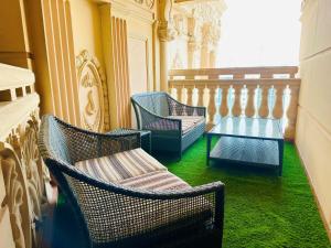 Posezení v ubytování Royal Rose Abu Dhabi, a Curio Collection by Hilton Affiliated Hotel