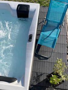 Bazén v ubytovaní Apartamenty Alcatraz z jacuzzi alebo v jeho blízkosti