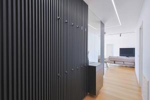 TV a/nebo společenská místnost v ubytování Downtown Luxe Retreat- Konventná