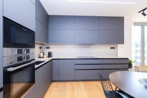 Kuchyň nebo kuchyňský kout v ubytování Downtown Luxe Retreat- Konventná