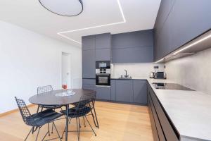 Kuchyň nebo kuchyňský kout v ubytování Downtown Luxe Retreat- Konventná