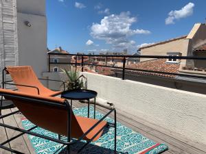 balkon z krzesłami i stołem na dachu w obiekcie Studio Toit terrasse Vieux Port w Marsylii