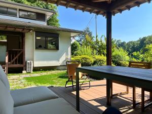 Balkón nebo terasa v ubytování 山に囲まれた隠れ和式庭園室外bbq
