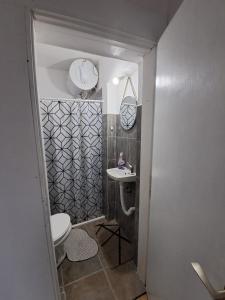 une petite salle de bain avec toilettes et lavabo dans l'établissement Sofia apartman, à Kolašin