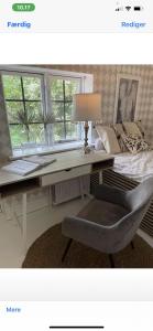 een bureau met een stoel naast een raam bij Charming Cottage Within Walking To Beach in Holeby