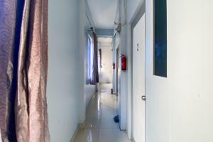 a hallway with a long corridor in a room at Zazezo Homestay Syariah RedPartner in Tanjung Pinang 