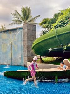 Bazén v ubytování Crowne Plaza Danang Hotel & Resort nebo v jeho okolí