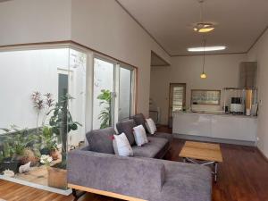 浦添市にあるＧＲＥＥＮ　ＨＯＵＳＥのソファとテーブルのあるリビングルーム +27枚の写真