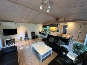 TV a/nebo společenská místnost v ubytování Wonderful 100 Sqm Holiday Home,600M From The Sea