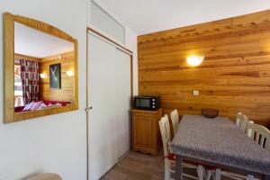 a dining room with a table and a mirror at A3 405 Appart au pied des pistes in Saint-François-Longchamp