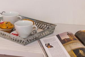 Utensilios para hacer té y café en Zamboni Apartment