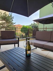 Un balcon sau o terasă la Villetta Grignetta Relax Giardino e Jacuzzi