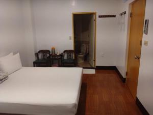 Een bed of bedden in een kamer bij Jinhua Cold Spring Hotel