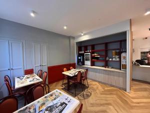 Příslušenství pro přípravu čaje a kávy v ubytování Hotel Angleterre